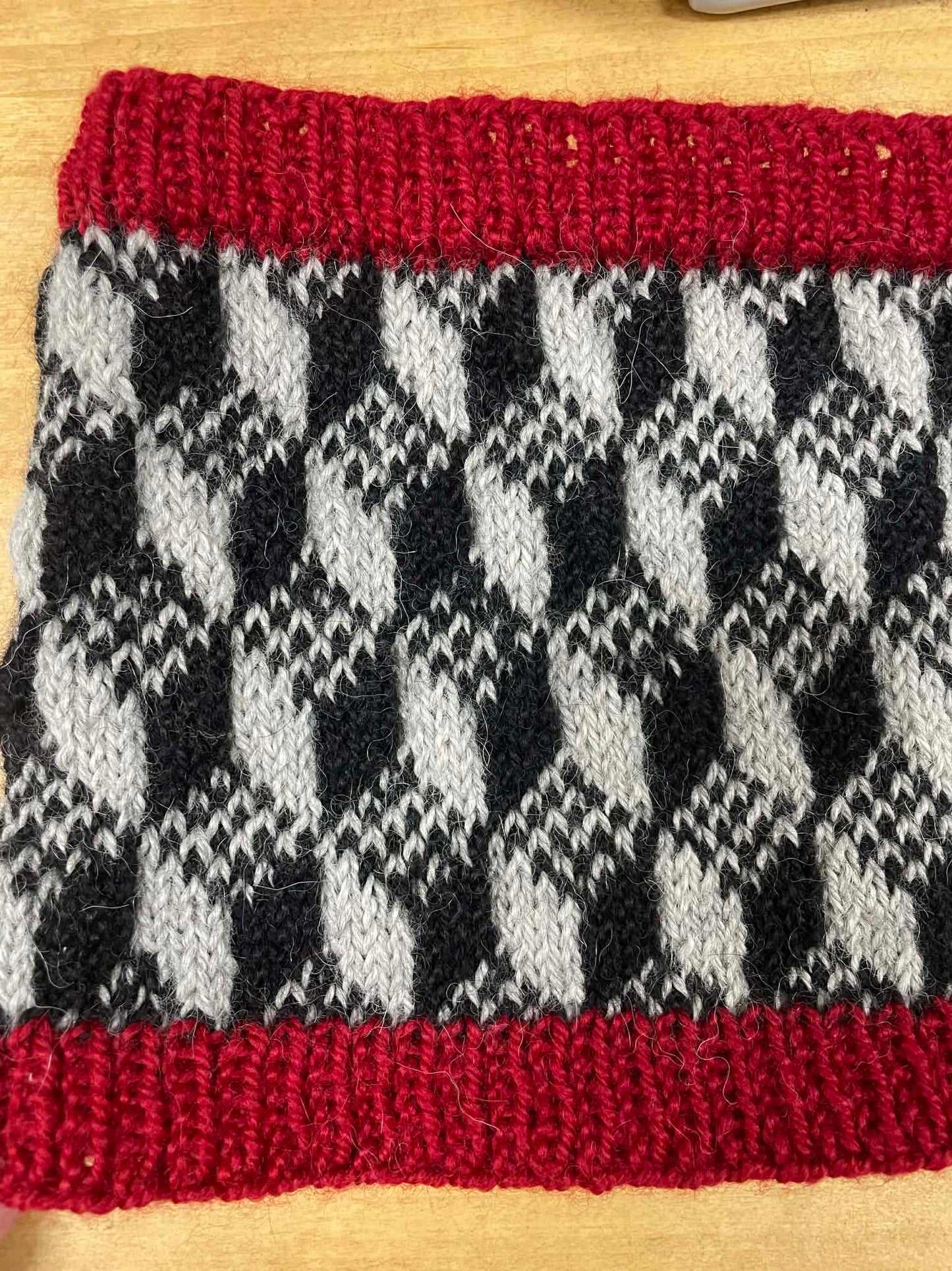 Cube Illusion Cowl (Colorwork)